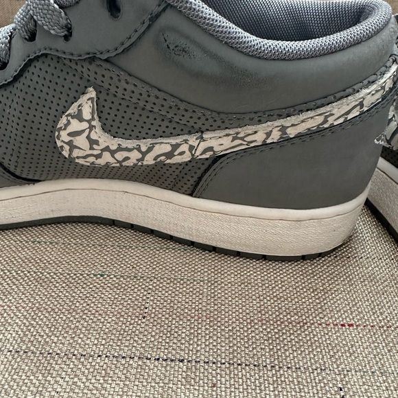 Gray Nike Sneakers with Patterned Swoosh size 7 - Picture 5 of 10
